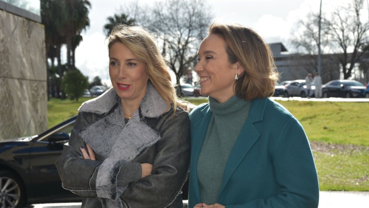 La secretaria general del PP, Cuca Gamarra, y la presidenta del PP de Extremadura, María Guardiola, a su llegada al encuentro Intermunicipal del PP de Extremadura.