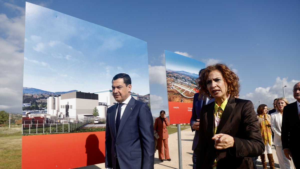 La vicepresidenta y líder del PSOE-A, María Jesús Montero, con el presidente de la Junta de Andalucía y del PP-A, Juanma Moreno, en un acto reciente en Málaga.