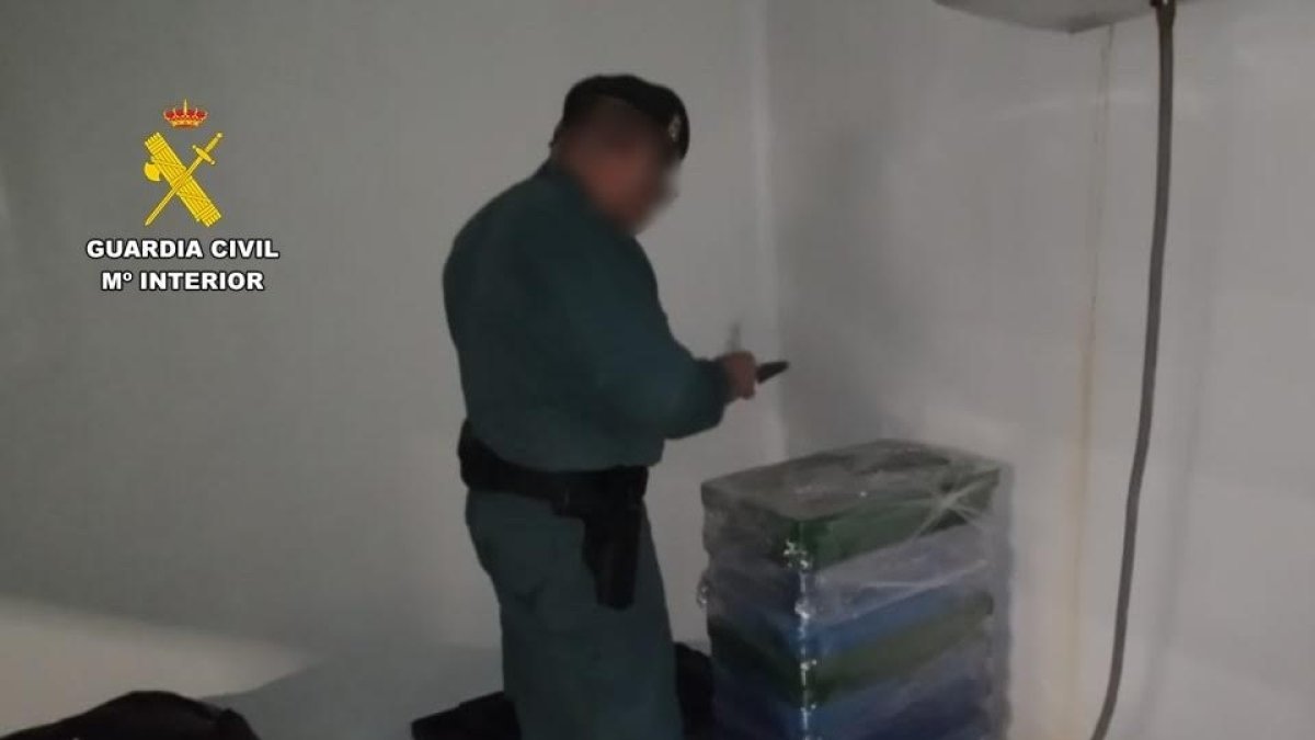 Agente de la Guardia civil con el material incautado