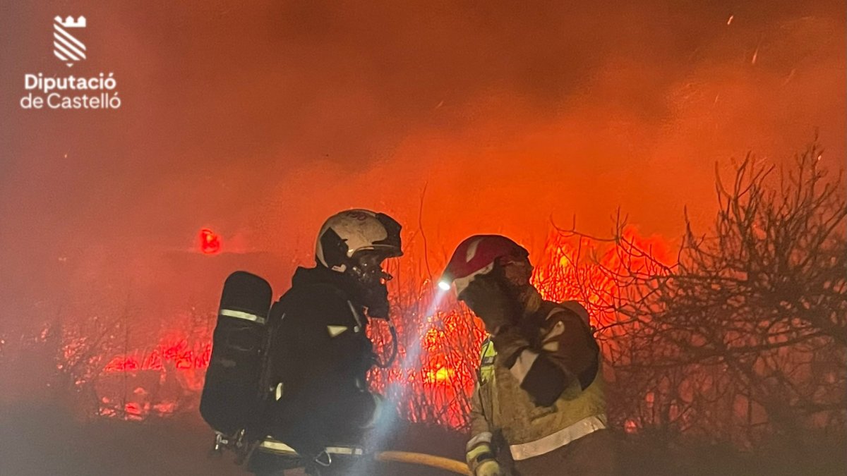 Bomberos trabajan en la extinción del incendio