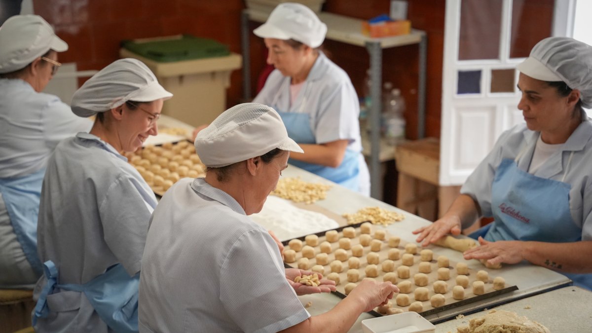 Trabajadoras en una fábrica de mantecados de Sevilla.