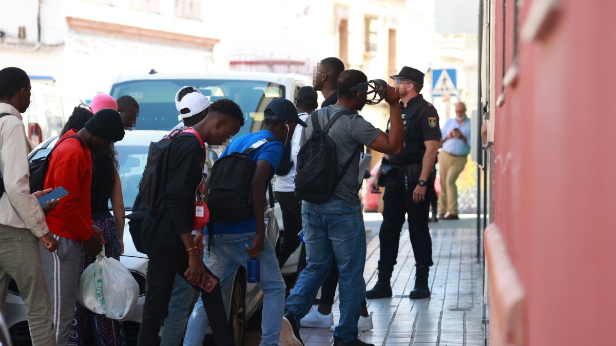 Llegada de migrantes a un hotel de Alcalá de Guadaíra, Sevilla (Andalucía, España) el año pasado.