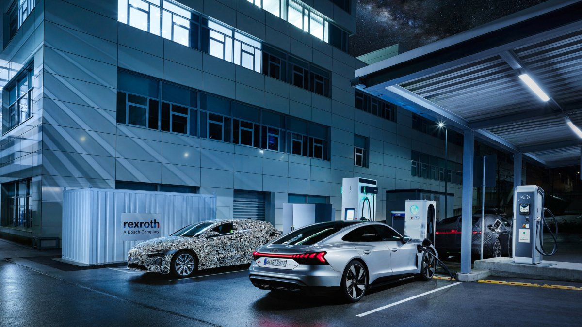 Audi utiliza el simulador de red para replicar las redes eléctricas de todo el mundo en su planta de Ingolstadt, lo que permite a los desarrolladores probar el rendimiento de carga de los coches eléctricos.