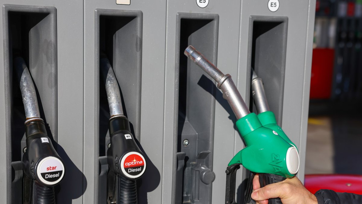 (Foto de ARCHIVO)
Una persona reposta en una gasolinera, a 26 de diciembre de 2024, en Madrid.
Europa Press / Europa Press
26/12/2024