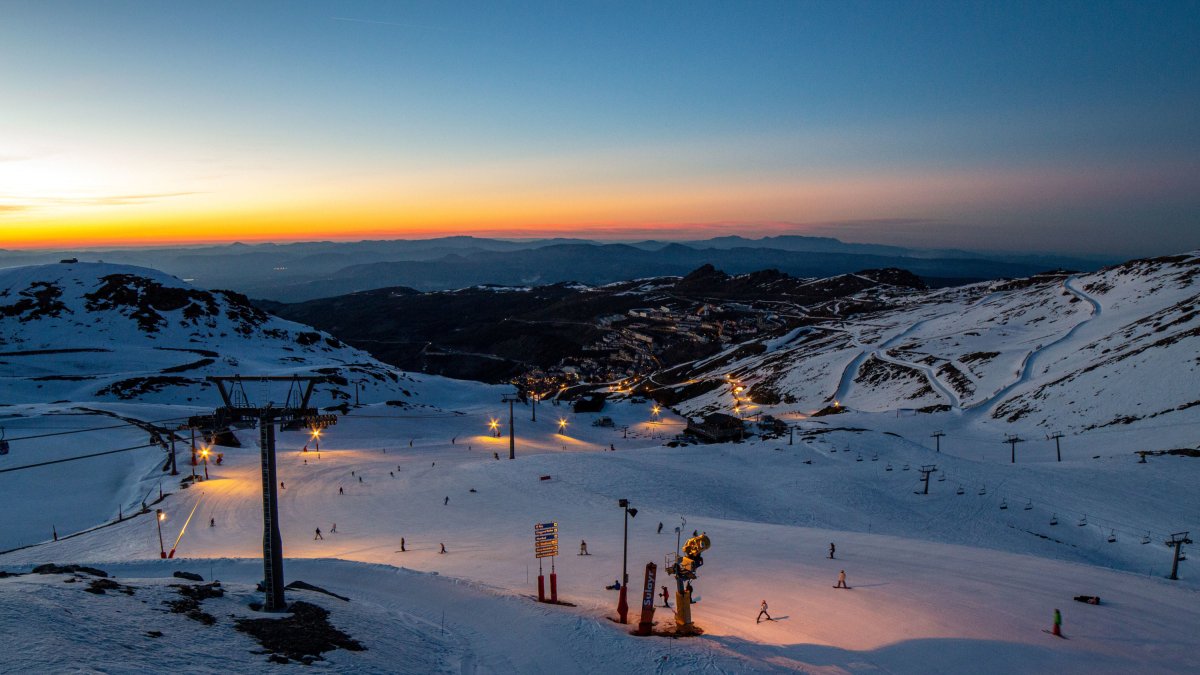 Sierra Nevada arranca su oferta de esquí nocturno.