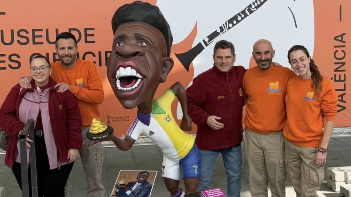 Ninot de Vinicius para la Exposición del Ninot de 2025