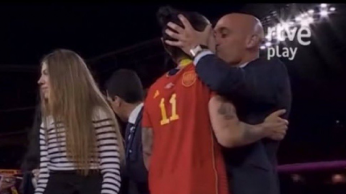 Beso de Luis Rubiales aJeni Hermoso tras ganar el mundial.