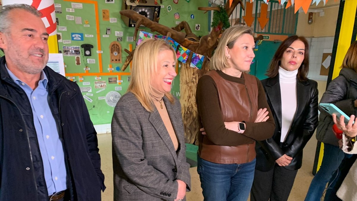 La consejera de Familia, segunda por la dcha, visita el programa 'Conciliamos' en el CEIP Fuente del Rey de Soria
