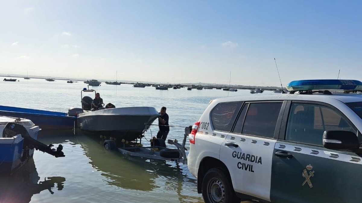 Guardias civiles en un operativo contra embarcaciones destinadas al petaqueo en Cádiz. Archivo.