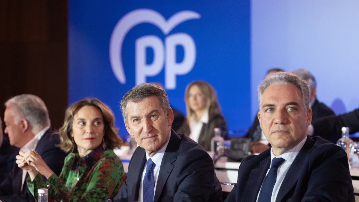 El presidente del PP, Alberto Núñez Feijóo, junto a la secretaria general, Cuca Gamarra, y el vicesecretario Elías Bendodo.
