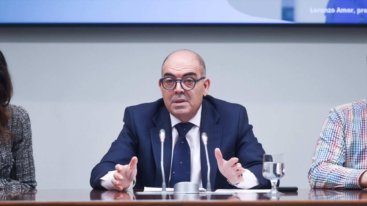 El presidente de ATA, Lorenzo Amor, durante una rueda de prensa, en la sede de ATA