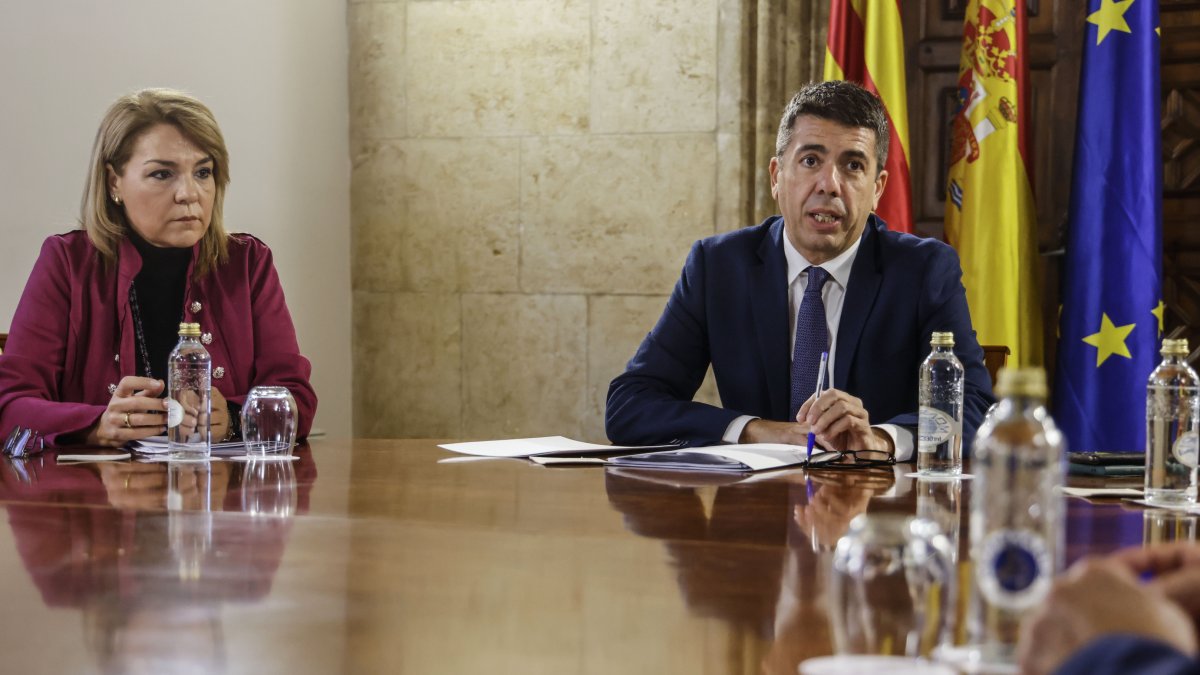La vicepresidenta de la Generalitat valenciana y consellera de Servicios Sociales, Igualdad y Vivienda, Susana Camarero, y el president de la Generalitat valenciana, Carlos Mazón