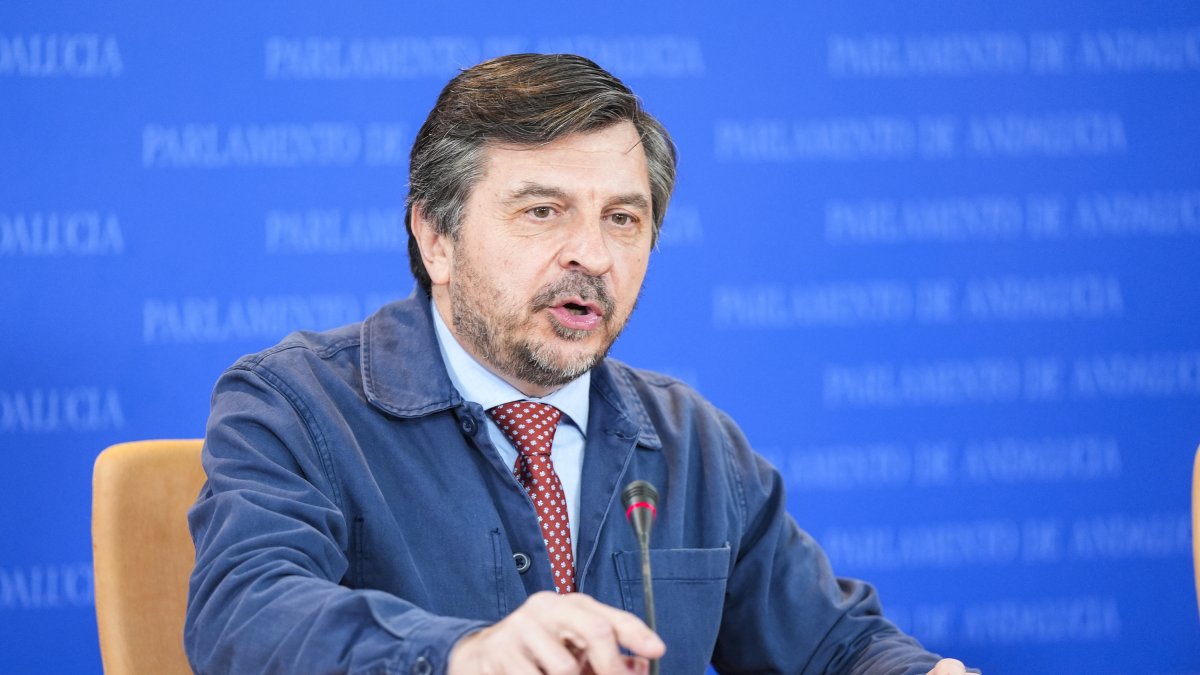 El portavoz del Grupo Parlamentario Popular, Toni Martín, en el Parlamento andaluz.