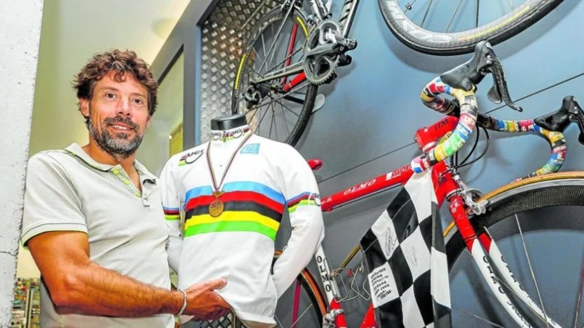 Óscar Freire, con su maillot de campeón del mundo de ciclismo.