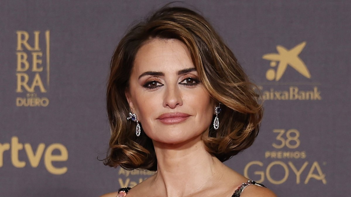 Penélope Cruz consigue que Bad Bunny le releve el misterio más grande de sus canciones