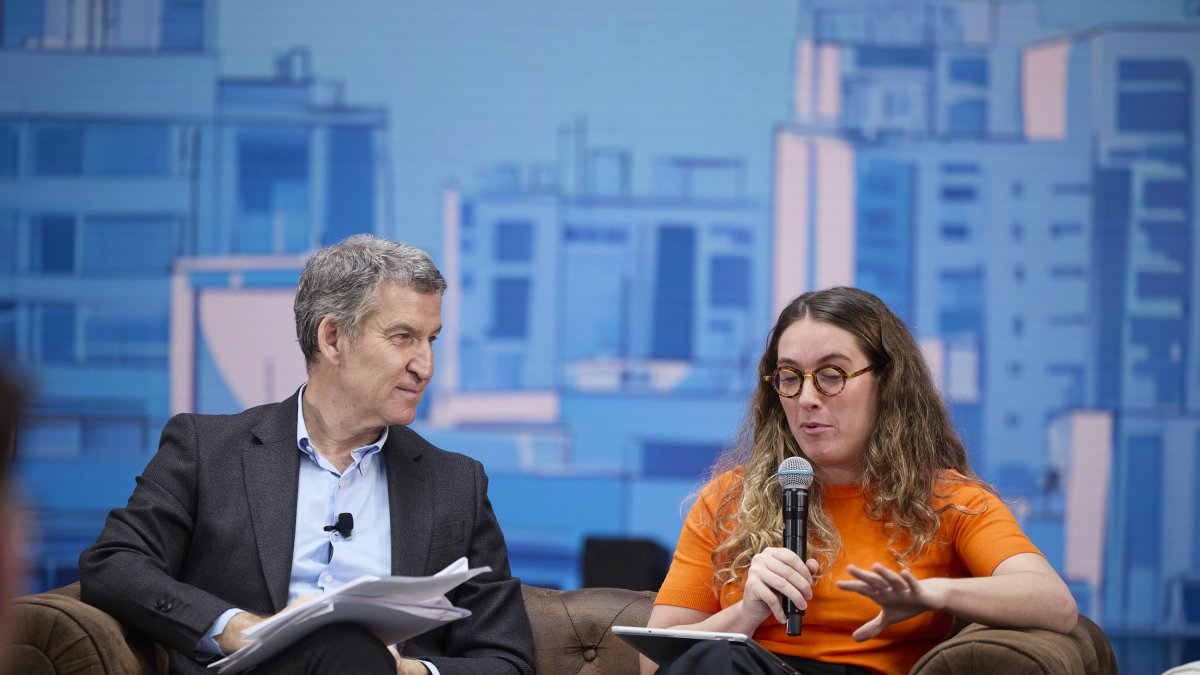El presidente del Partido Popular, Alberto Núñez Feijóo, durante una reunión con representantes de asociaciones juveniles.