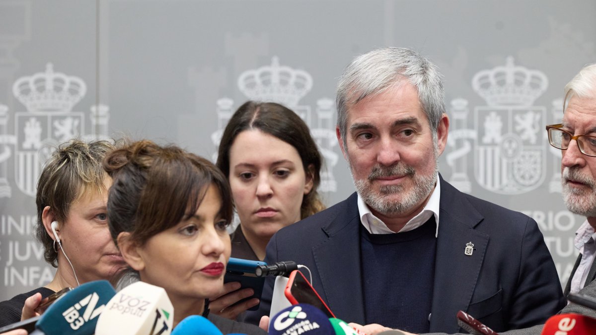 El presidente del Gobierno de Canarias, Fernando Clavijo, comparece antes los medios de comunicación, tras su reunión con la ministra de Juventud e Infancia, Sira Rego, en el Ministerio de Juventud e Infancia, a 6 de febrero de 2025, en Madrid (España).