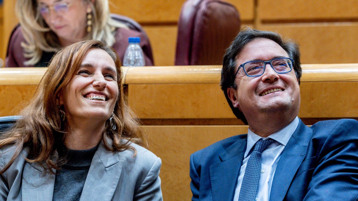 La ministra de Sanidad, Mónica García, y el ministro de Transformación Digital, Óscar López.