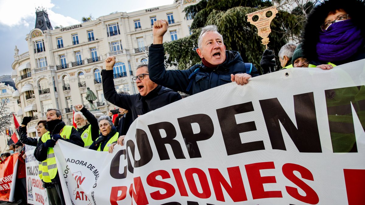 Varias personas se manifiestan por la mejora del sistema público de pensiones frente al Congreso de los Diputados, a 18 de enero de 2023, en Madrid.