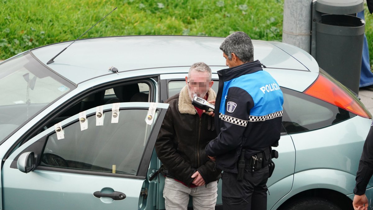 La policia realiza una prueba de alcoholemia al conductor del vehículo.