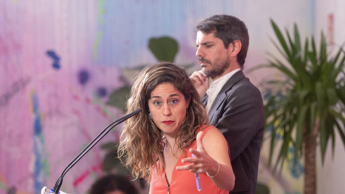 Archivo - El portavoz de Sumar, Ernest Urtasun y la secretaria de Organización del partido, Lara Hernández, durante una rueda de prensa, en el Espacio Rastro, a 17 de junio de 2024, en Madrid (España).