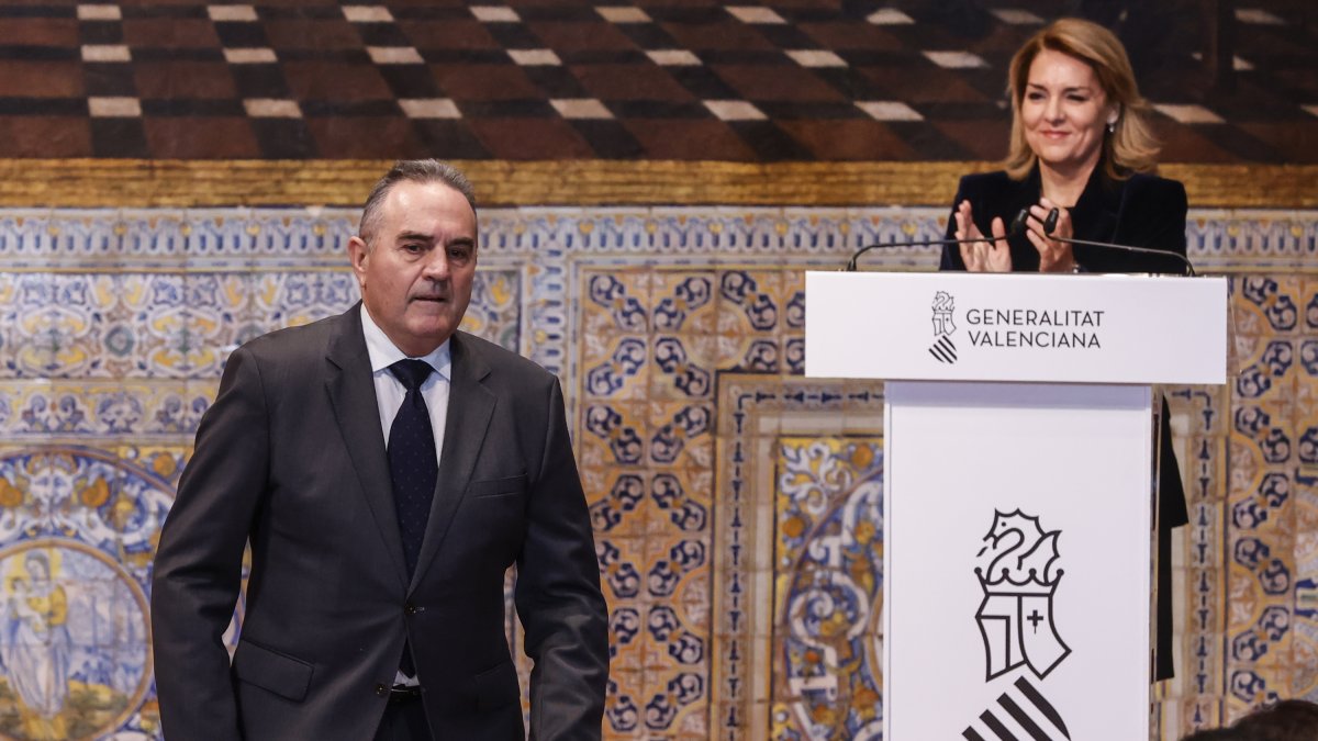 El nuevo vicepresidente para la Recuperación Económica y Social, Francisco José Gan Pampols, aplaudido por la vicepresidenta y portavoz, Susana Camarero durante la toma de posesión de su cargo