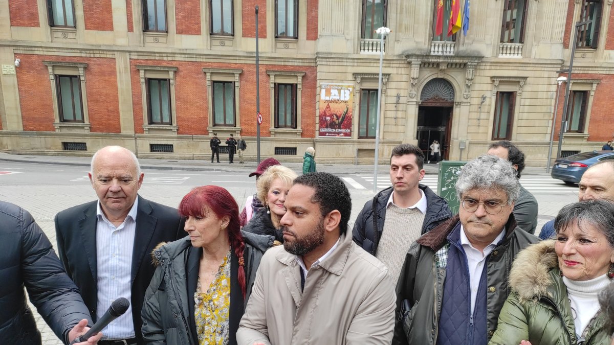 El secretario general de Vox, Ignacio Garriga, atiende a los medios de comunicación en Pamplona.