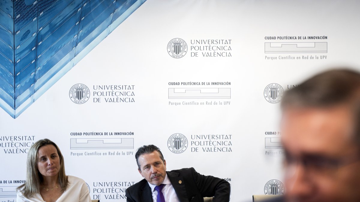 El rector de la UPV, Pepe Capilla, la concejala Paula Lobet y en primer plano el conseller José Antonio Rovira