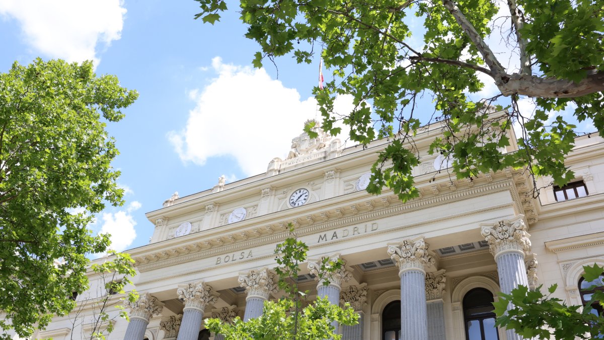 Archivo - Fachada del Palacio de la Bolsa de Madrid, en Madrid (España).