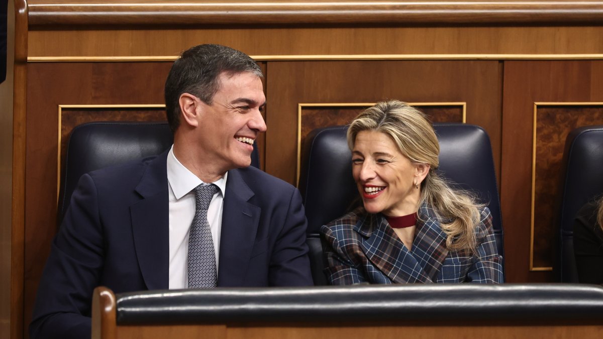 El presidente del Gobierno, Pedro Sánchez y la vicepresidenta segunda y ministra de Trabajo, Yolanda Díaz, durante una sesión de control, Congreso de los Diputados, a 12 de febrero de 2025, en Madrid (España). Eduardo Parra / Europa Press 12/2/2025