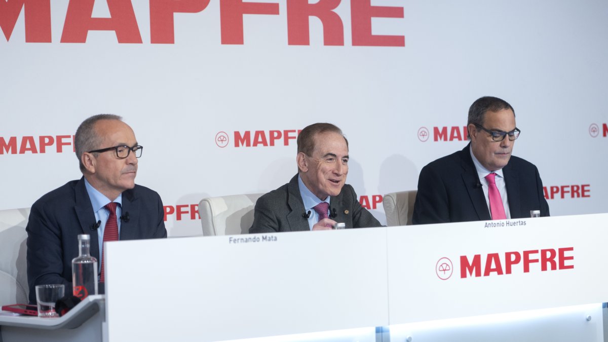 El director general financiero de MAPFRE, Fernando MAta, el presidente de MAPFRE, Antonio Huertas, y el director de Comunicación de MAPFRE, Javier Fernández, durante la presentación de los resultados anuales de MAPFRE, a 12 de febrero de 2025, en Madrid (España). Mapfre obtuvo un beneficio neto de 968 millones de euros en 2024, lo que supone un incremento del 42,9% en comparación con el año pasado, según ha informado la empresa aseguradora al publicar sus cuentas anuales.
Alberto Ortega / Europa Press
12/2/2025