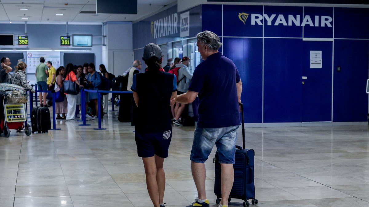 Pasajeros de Ryanair en el aeropuerto con equipaje.