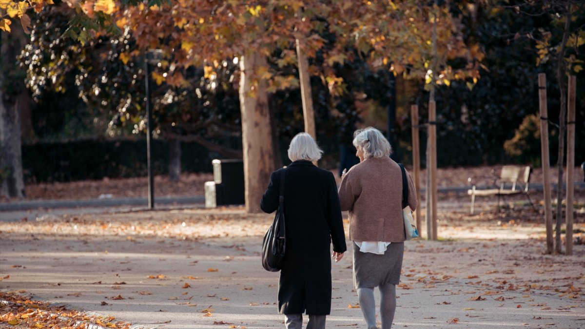 (Foto de ARCHIVO)
Dos mujeres ancianas caminando por un parque