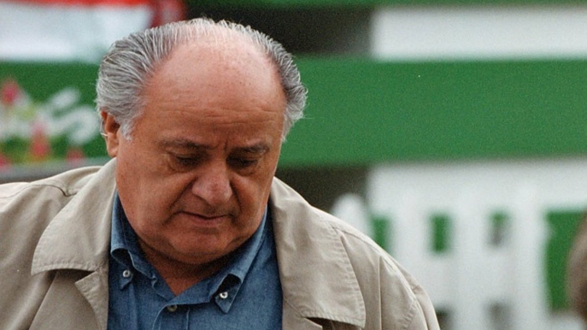(Foto de ARCHIVO)
Amancio Ortega acudiendo al tanatario tras el fallecimiento de Rosalía Mera, su ex y cofundadora de Inditex que falleció tras un derrame cerebral mientras se encontraba de vacaciones en Menorca junto a su hija Sandra y su marido, Pablo.
Europa Press Reportajes / Europa Press
16/8/2013