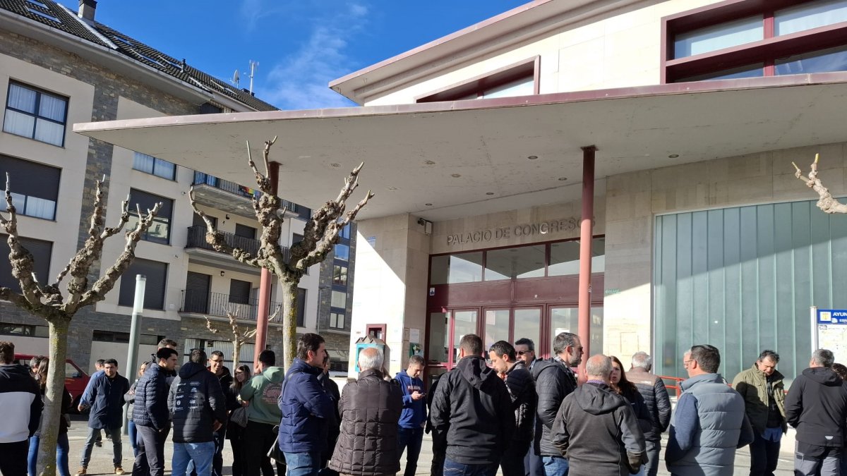 Concentración de protesta contra la falta de personal técnico en las OCAs llevada a cabo este viernes frente al Palacio de Congresos de Boltaña (Huesca).