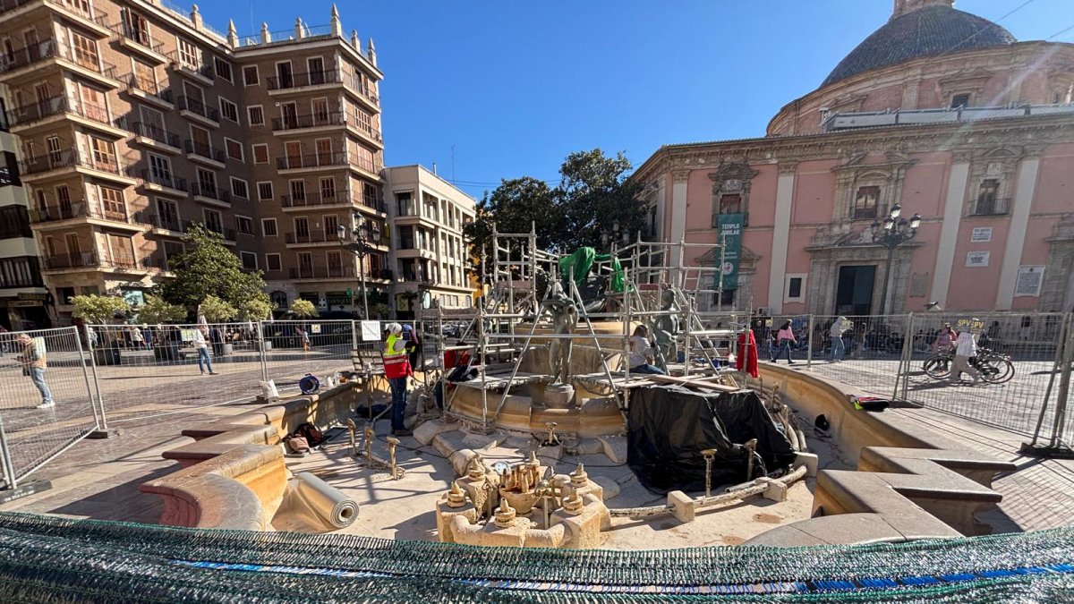 Reparación de la fuente del Río Turia en la Plaza de la Virgen