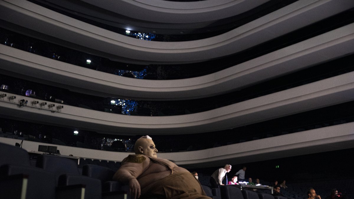 Un actor caracterizado descansa en el patio de butacas durante un ensayo de ‘Wozzeck’ en en el Palau de les Arts en 2022