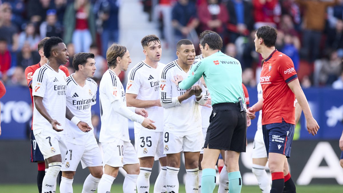 Los jugadores del Real Madrid protestan a Munuera Montero.