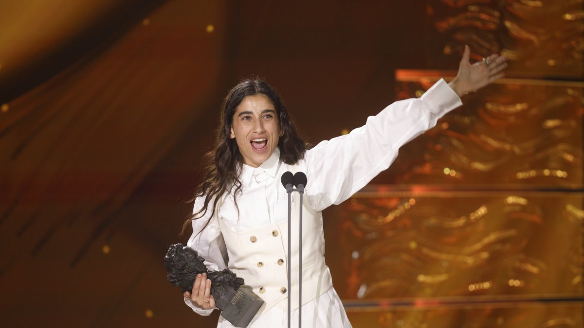 La actriz Carolina Yuste tras ganar el Goya a ´Mejor actriz protagonista´ por su trabajo en ´La infiltrada´ durante la gala de entrega de la 39º edición de los Premios Goya. 