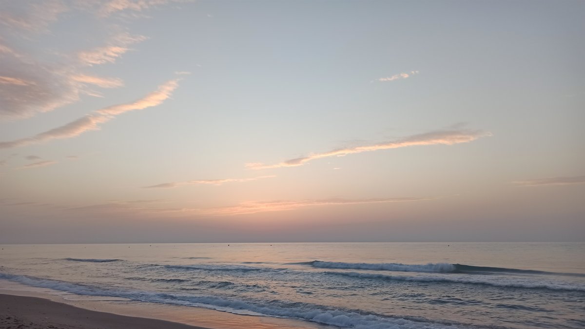 Amanece nublado en la playa de Canet