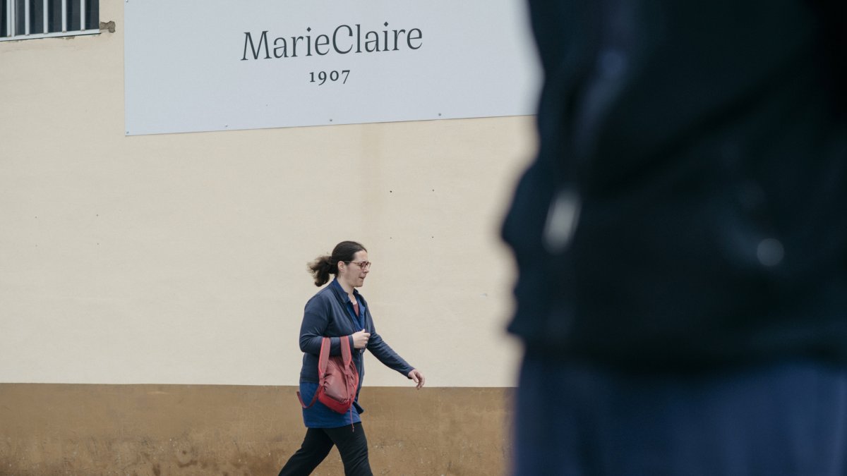 Una mujer camina delante de la fábrica Marie Claire Vilafranca