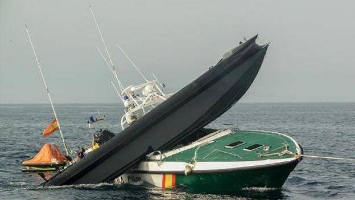 Imagen de una narcolancha que arrolló a la embarcación de la Guardia Civil en aguas del Estrecho.