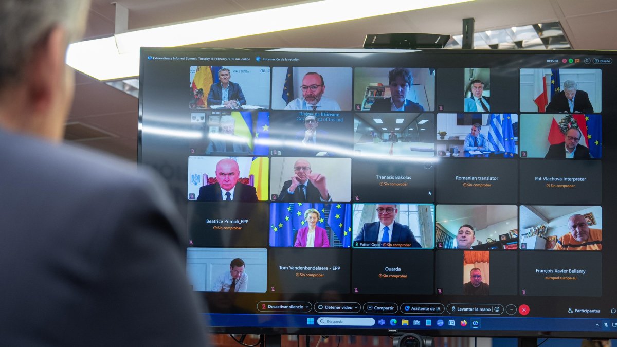 El lider del PP, Alberto Núñez Feijóo, se conecta a a una videoconferencia con líderes del PPE para debatir sobre Ucrania y la seguridad de Europa. Lo hace desde Murcia, antes de una visita a una empresa agraria en Librilla.