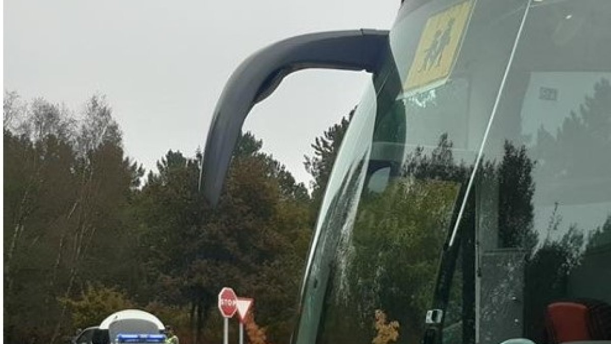 La Guardia Civil de Ourense intecepta a un conductor de bus escolar que dio positivo en alcohol y cocaína.