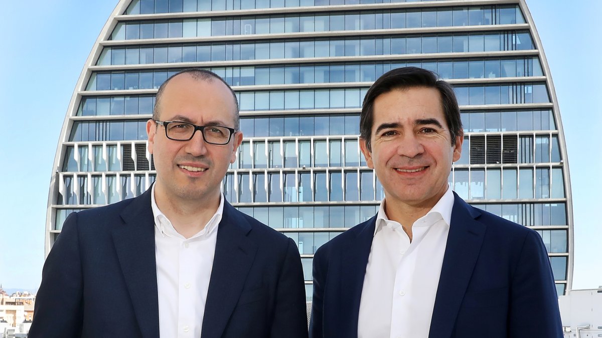 (Foto de ARCHIVO)
El consejero delegado de BBVA, Onur Genç, y el presidente del banco, Carlos Torres Vila, frente al edifico sede de BBVA en Madrid.
BBVA
03/2/2022