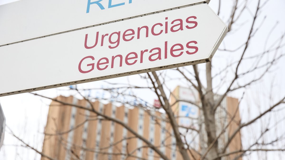 Archivo - Un cartel señala dónde se ubican las Urgencias del Hospital 12 de Octubre, a 8 de enero de 2024, en Madrid (España). Frente a la advertencia de los sindicatos que advertían de que la situación de las Urgencias en varios hospitales empeoraría con.