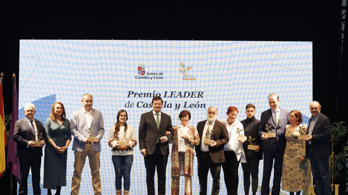 El presidente de Castilla y León, Alfonso Fernández Mañueco, junto a los ganadores de los Premios Leader.