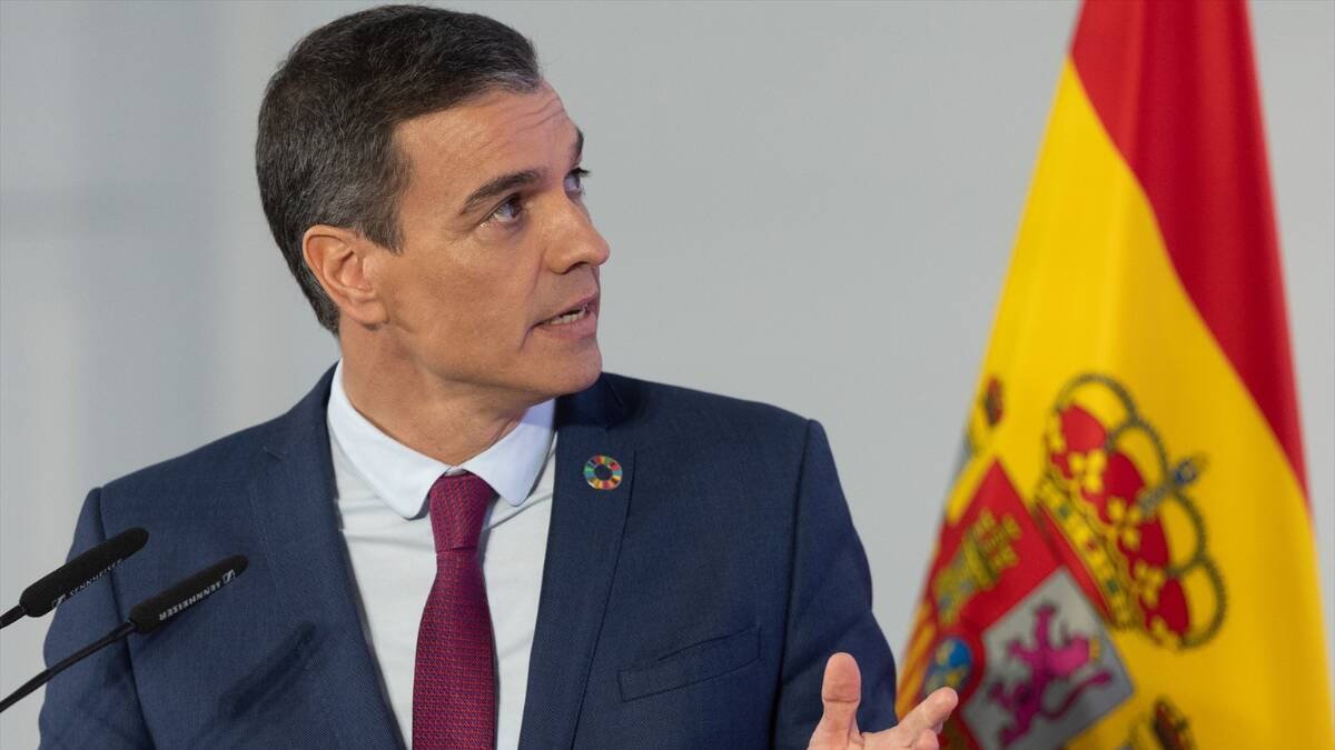 Pedro Sánchez, presentando el cheque de 200 euros para alimentos
