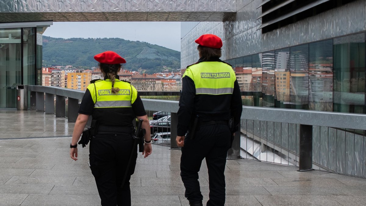 Archivo - Agentes de la Policía Municipal de Bilbao patrullan por la capital vizcaína.