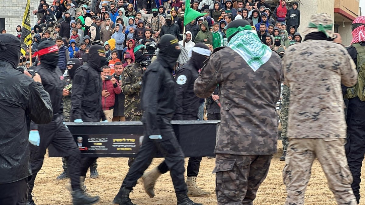 La ceremonia del jueves donde Hamás entregó los cuerpos de cuatro rehenes